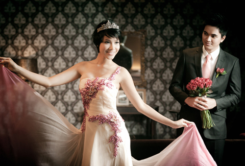 Bộ ảnh do stylist Tân Đà Lạt và chuyên gia trang điểm Huỳnh Lợi hỗ trợ thực hiện. Bộ ảnh do stylist Tân Đà Lạt và chuyên gia trang điểm Huỳnh Lợi hỗ trợ thực hiện.