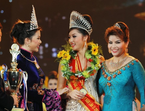 Hoa hậu các dân tộc Việt Nam lần một Nguyễn Thị Hoàng Nhung (trái) chúc mừng tân hoa hậu của cuộc thi. Ảnh: Lý Võ Phú Hưng. Hoa hậu các dân tộc Việt Nam lần một Nguyễn Thị Hoàng Nhung (trái) chúc mừng tân hoa hậu của cuộc thi. Ảnh: Lý Võ Phú Hưng.