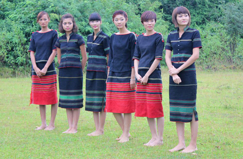 Các cô gái mặc trang phục của thiếu nữ Tây Nguyên để chờ phần thử thách đi cà kheo. Các cô gái mặc trang phục của thiếu nữ Tây Nguyên để chờ phần thử thách đi cà kheo.