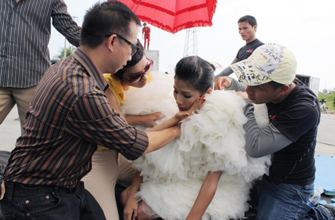 Khi đến mặt đất, Hoàng Thùy ngất. Khi đến mặt đất, Hoàng Thùy ngất.