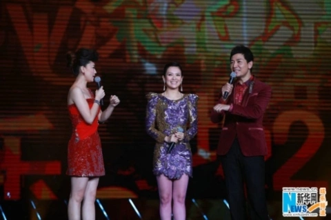 Còn đài truyền hình Thẩm Quyến lại mời được “chị cả” của làng điện ảnh Trung Quốc – Chương Tử Di (Zhang Zi Yi) cùng các nghệ sĩ có tiếng khác như Huỳnh Hiểu Minh, Trịnh Tú Văn, Y Năng Tịnh cùng hiện diện. Người đẹp họ Chương lần đầu tham gia một sự kiện đón xuân, cô xuất hiện lộng lẫy với bài hát Em chỉ quan tâm đến anh, cùng đón năm mới 2012 với khán giả ở đây. Còn đài truyền hình Thẩm Quyến lại mời được “chị cả” của làng điện ảnh Trung Quốc – Chương Tử Di (Zhang Zi Yi) cùng các nghệ sĩ có tiếng khác như Huỳnh Hiểu Minh, Trịnh Tú Văn, Y Năng Tịnh cùng hiện diện. Người đẹp họ Chương lần đầu tham gia một sự kiện đón xuân, cô xuất hiện lộng lẫy với bài hát Em chỉ quan tâm đến anh, cùng đón năm mới 2012 với khán giả ở đây.