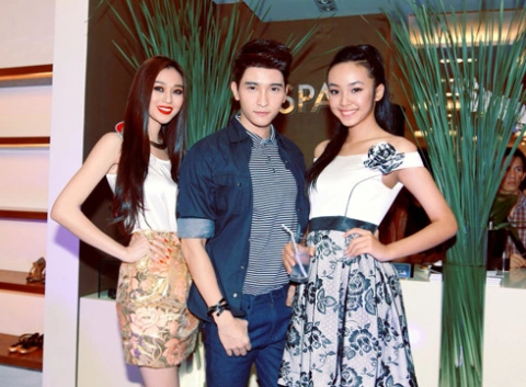 Người mẫu Chan Than San (giữa). Người mẫu Chan Than San (giữa).