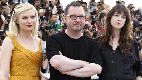 Đạo diễn Lars von Trier (giữa) và hai diễn viên Kirsten Dunst, Charlotte Gainsburg tại Cannes (Pháp) hồi tháng 5 năm ngoái. Ảnh: Cannes.