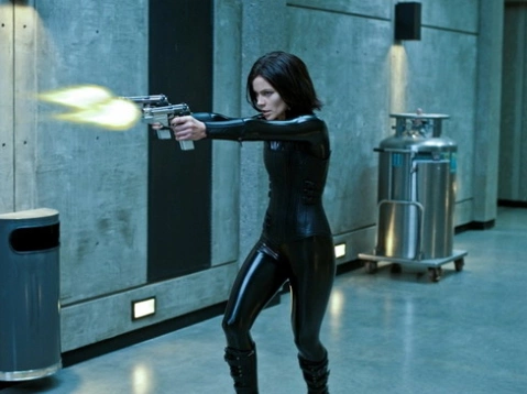 Kate Beckinsale với tạo hình vừa mạnh mẽ, vừa gợi cảm của nữ chiến binh ma cà rồng Selene. Ảnh: Sony.