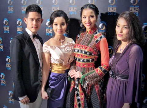 Bebe Phạm bên các nghệ sĩ, diễn viên đến từ các nước trong khu vực. Bebe Phạm bên các nghệ sĩ, diễn viên đến từ các nước trong khu vực.