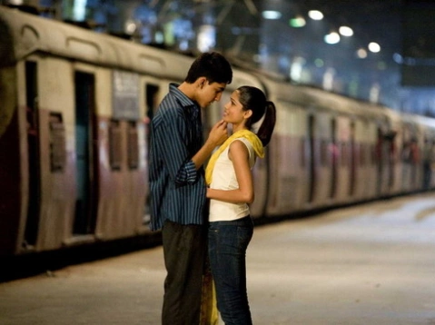 Nụ hôn định mệnh của hai nhân vật Jamal và Latika trong phim