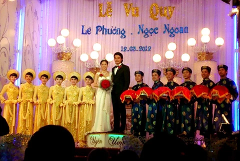 Buổi lễ diễn ra hết sức giản dị, với sự góp mặt của họ hàng hai bên và một số bạn bè thân thiết. Buổi lễ diễn ra hết sức giản dị, với sự góp mặt của họ hàng hai bên và một số bạn bè thân thiết.