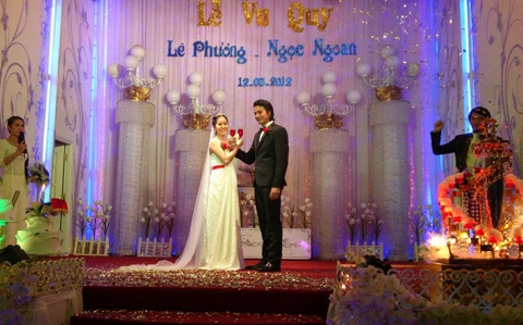 Họ cùng nhau rót rượu giao bôi. Họ cùng nhau rót rượu giao bôi.