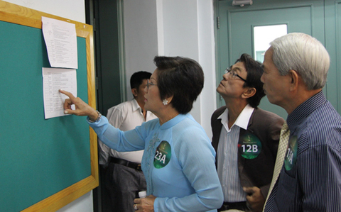 Các thí sinh hồi hộp xem bảng kết quả để vào chung kết. Các thí sinh hồi hộp xem bảng kết quả để vào chung kết.