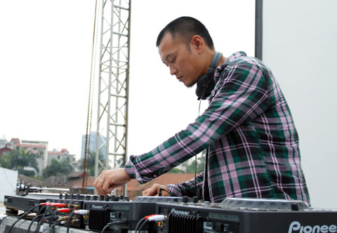 Nhạc sĩ Trí Minh, con trai nhạc sĩ Thuận Yến.