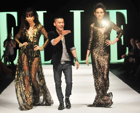 Nhà thiết kế Adian Anh Tuấn (giữa) cùng Tuyết Lan (phải) và Hà Anh (trái) chào khán giả. Nhà thiết kế Adian Anh Tuấn (giữa) cùng Tuyết Lan (phải) và Hà Anh (trái) chào khán giả.