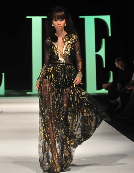 Bộ thiết kế màu đồng của nhà thiết kế sử dụng chất liệu voan chủ yếu. Tuyết Lan trình diễn đầy tự tin. Bộ thiết kế màu đồng của nhà thiết kế sử dụng chất liệu voan chủ yếu. Tuyết Lan trình diễn đầy tự tin.