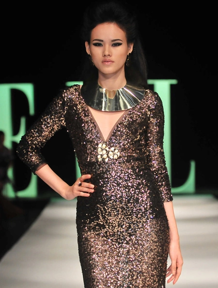 Ngay sau đó, Tuyết Lan tiếp bước đàn chị thể hiện phong cách của mình. Ngay sau đó, Tuyết Lan tiếp bước đàn chị thể hiện phong cách của mình.