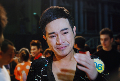 Minh Quân khóc trước sự dừng bước của Tuấn Tú. Chàng ca sĩ buồn vì người em thân thiết sẽ không còn cơ hội luyện tập cùng anh. Ảnh: Thu Hồng. Minh Quân khóc trước sự dừng bước của Tuấn Tú. Chàng ca sĩ buồn vì người em thân thiết sẽ không còn cơ hội luyện tập cùng anh. Ảnh: Thu Hồng.