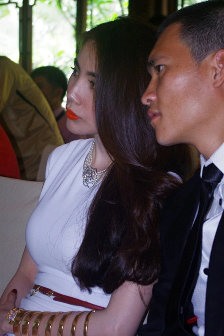 Họ gắn bó mọi lúc và trao cho nhau nhiều cử chỉ thân mật giữa mọi người. Họ gắn bó mọi lúc và trao cho nhau nhiều cử chỉ thân mật giữa mọi người.