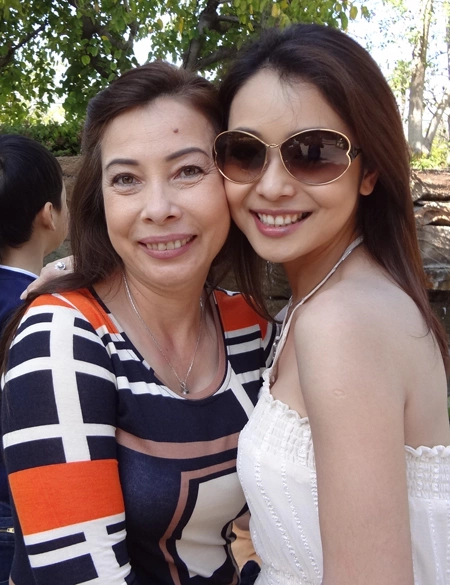Jennifer Phạm (phải) hạnh phúc bên mẹ. Khi cô sang Việt Nam làm việc, mẹ là người thay cô chăm sóc cho con trai Bảo Nam. Jennifer Phạm (phải) hạnh phúc bên mẹ. Khi cô sang Việt Nam làm việc, mẹ là người thay cô chăm sóc cho con trai Bảo Nam.