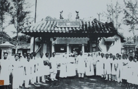 Bệnh viện Gia Định trong những thập niên đầu thế kỷ 20. Bệnh viện Gia Định sơ khai do người Pháp xây dựng với bảng hiệu Hopital de Gia Dinh. Bệnh viện Gia Định trong những thập niên đầu thế kỷ 20. Bệnh viện Gia Định sơ khai do người Pháp xây dựng với bảng hiệu Hopital de Gia Dinh.