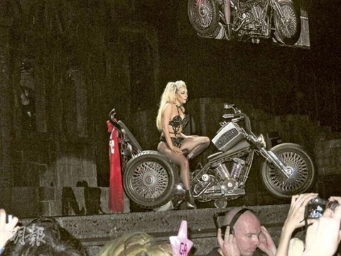 Lady Gaga trong đêm diễn ở Hong Kong.