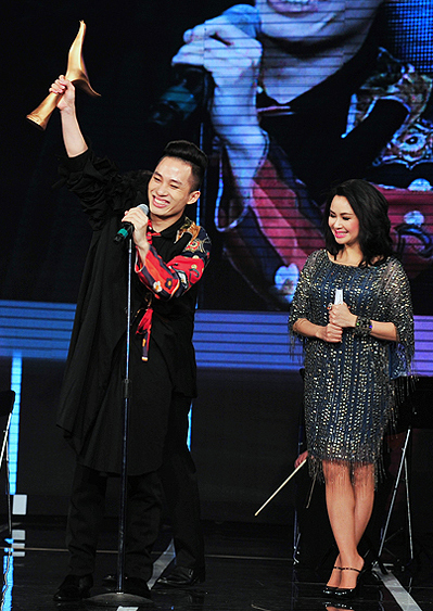 Tùng Dương được trao cúp Ca sĩ của năm tại Cống Hiến 2011. Ảnh: