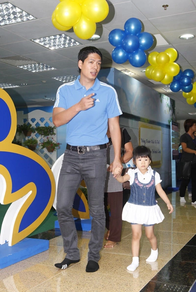 Nam người mẫu dẫn con đi tham quan và tham gia tất cả các trò chơi giúp con phát triển kỹ năng mềm. Nam người mẫu dẫn con đi tham quan và tham gia tất cả các trò chơi giúp con phát triển kỹ năng mềm.