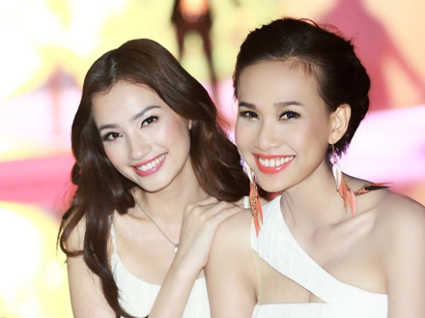 Trúc Diễm (trái) khá duyên dáng với mái tóc xoăn nhẹ. Trúc Diễm (trái) khá duyên dáng với mái tóc xoăn nhẹ.