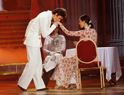 Anh Thư dựng bối cảnh một nhà hàng cho điệu Argentina Tango của mình. Anh Thư dựng bối cảnh một nhà hàng cho điệu Argentina Tango của mình.