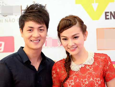 Ca sĩ Đăng Khôi (trái) giúp đỡ nữ ca sĩ trong việc quảng bá album đến rộng rãi công chúng. Ca sĩ Đăng Khôi (trái) giúp đỡ nữ ca sĩ trong việc quảng bá album đến rộng rãi công chúng.