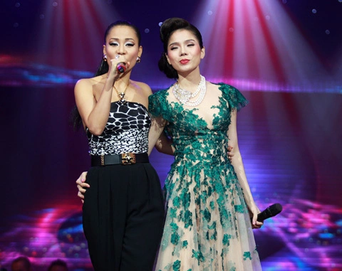 Thu Minh “cháy” hết mình qua ca khúc Ánh sáng đời tôi cùng chủ nhân đêm nhạc. Thu Minh “cháy” hết mình qua ca khúc Ánh sáng đời tôi cùng chủ nhân đêm nhạc.
