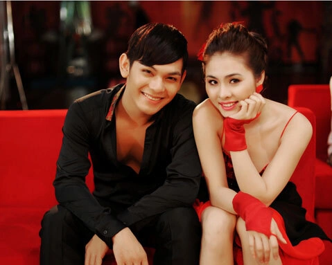 Phim ngắn Vẫn đợi em về" là câu chuyện tình buồn nhưng ngọt ngào, lãng mạn của Sơn Ngọc Minh và Vân Trang. Thành viên của nhóm V.Music vào vai một kiến trúc sư trẻ, hình mẫu một lớp thanh niên trí thức và văn minh, đam mê với nghề nghiệp và sống hết mình cho tình yêu. Vân Trang là một cô gái xinh đẹp. Cô luôn thu hút người khác không chỉ bởi ngoại hình mà còn cả phong cách làm việc thật chuyên nghiệp cùng một nụ cười trong sáng. Cô cũng là gương mặt sáng giá của các cuộc thi dance sport lớn. Phim ngắn Vẫn đợi em về" là câu chuyện tình buồn nhưng ngọt ngào, lãng mạn của Sơn Ngọc Minh và Vân Trang. Thành viên của nhóm V.Music vào vai một kiến trúc sư trẻ, hình mẫu một lớp thanh niên trí thức và văn minh, đam mê với nghề nghiệp và sống hết mình cho tình yêu. Vân Trang là một cô gái xinh đẹp. Cô luôn thu hút người khác không chỉ bởi ngoại hình mà còn cả phong cách làm việc thật chuyên nghiệp cùng một nụ cười trong sáng. Cô cũng là gương mặt sáng giá của các cuộc thi dance sport lớn.