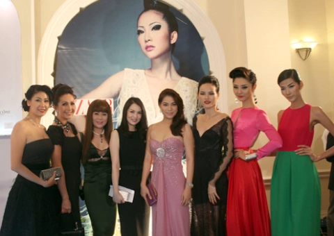 Từ trái qua: Hoa hậu Hà Kiều Anh, người đẹp Diễm My, Hạnh Phước - Hoa hậu phu nhân Thế giới, diễn viên Kim Thoa, Trương Ngọc Ánh, Tuyết Lan, Trà My và Hoàng Thùy Từ trái qua: Hoa hậu Hà Kiều Anh, người đẹp Diễm My, Hạnh Phước - Hoa hậu phu nhân Thế giới, diễn viên Kim Thoa, Trương Ngọc Ánh, Tuyết Lan, Trà My và Hoàng Thùy