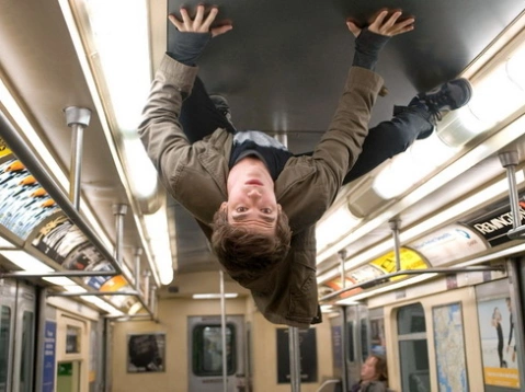 Andrew Garfield đóng vai Peter Parker trong