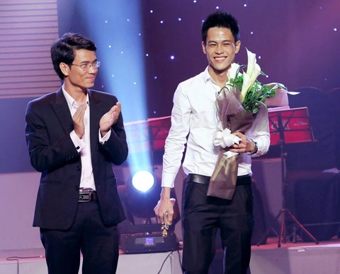 Tác giả Nguyễn Hoài Nam (phải) đoạt giải Bài hát ấn tượng với ca khúc Tác giả Nguyễn Hoài Nam (phải) đoạt giải Bài hát ấn tượng với ca khúc