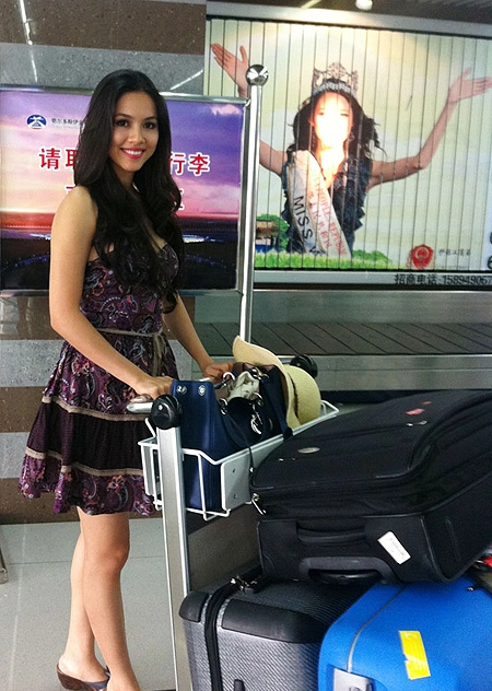 đến Ordos sau một chặng bay khá dài và phải đổi chuyến bay với rất nhiều hành lí nhưng Hoàng My vẫn rất rạng rỡ, tươi tắn. đến Ordos sau một chặng bay khá dài và phải đổi chuyến bay với rất nhiều hành lí nhưng Hoàng My vẫn rất rạng rỡ, tươi tắn.