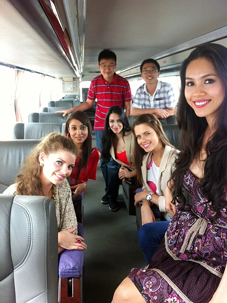 Từ sân bay Nội Mông, đại diện Việt Nam và những người đẹp đến cùng thời điểm với cô lên xe về khách sạn. Từ sân bay Nội Mông, đại diện Việt Nam và những người đẹp đến cùng thời điểm với cô lên xe về khách sạn.