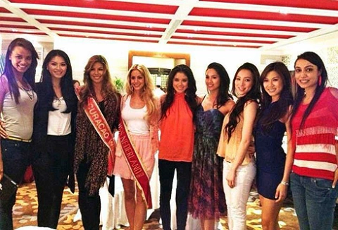 Hoàng My gặp bà Julia Morley - Chủ tịch Miss World, cô rất bất ngờ khi bà tiến đến ôm hôn cô khi cô mới đến khách sạn và đang làm thủ tục nhận phòng. Hoàng My gặp bà Julia Morley - Chủ tịch Miss World, cô rất bất ngờ khi bà tiến đến ôm hôn cô khi cô mới đến khách sạn và đang làm thủ tục nhận phòng.