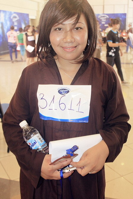 Thí sinh Trần Thị Thanh Hà mặc áo thầy tu với những phát ngôn gây sốc tại vòng casting của Vietnam Idol 2012. Ảnh: T.C. Thí sinh Trần Thị Thanh Hà mặc áo thầy tu với những phát ngôn gây sốc tại vòng casting của Vietnam Idol 2012. Ảnh: T.C.