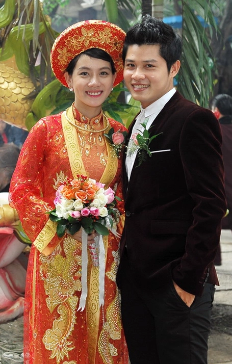 Tối 19/7, tiệc cưới của cả hai diễn ra tại TP HCM với sự tham dự của khoảng 600 khách mời. Tối 19/7, tiệc cưới của cả hai diễn ra tại TP HCM với sự tham dự của khoảng 600 khách mời.