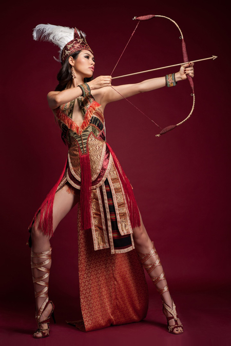 Trang sức (khuyên tai, vòng tay), cây cung đi kèm cũng được cách điệu từ hình ảnh chim Lạc. Trang sức (khuyên tai, vòng tay), cây cung đi kèm cũng được cách điệu từ hình ảnh chim Lạc.
