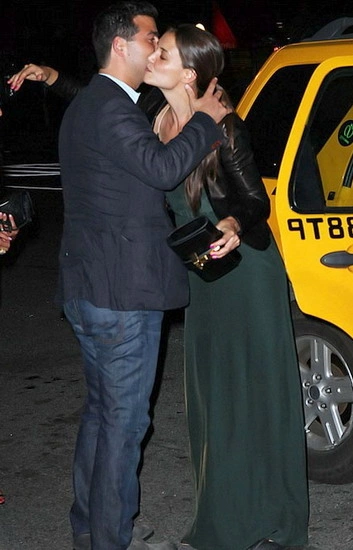 Katie Holmes thoải mái ôm hôn bạn khác giới giữa chốn đông người - điều mà cô không thể làm khi còn là vợ Tom Cruise. Ảnh: Splash.