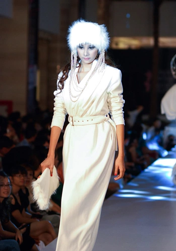 Thiết kế lấy cảm hứng từ nước Nga với chiếc áo choàng dài xếp nhún duyên dáng, sang trọng này được đánh giá cao. Thiết kế lấy cảm hứng từ nước Nga với chiếc áo choàng dài xếp nhún duyên dáng, sang trọng này được đánh giá cao.