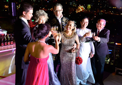 Hồng Nhung nâng ly cùng gia đình Đoan Trang và khách mời, chúc mừng hạnh phúc đôi lứa. Hồng Nhung nâng ly cùng gia đình Đoan Trang và khách mời, chúc mừng hạnh phúc đôi lứa.