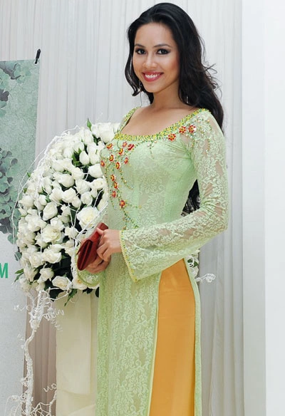 Sau cuộc thi Miss World, Á hậu Hoàng My cũng tranh thủ góp mặt trong chương trình với bộ ái dài màu xanh bạc hà tươi tắn. Sau cuộc thi Miss World, Á hậu Hoàng My cũng tranh thủ góp mặt trong chương trình với bộ ái dài màu xanh bạc hà tươi tắn.