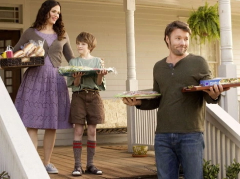 Cậu bé Timothy là món quà bất ngờ với cặp vợ chồng hiếm muộn Cindy và Jim. Ảnh: Disney.