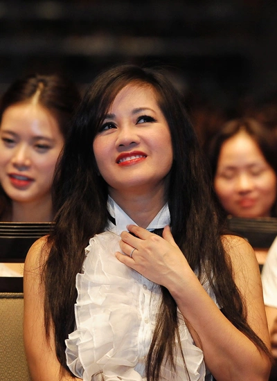 Nhiều khán giả trầm trồ trước vẻ đẹp không tuổi của ca sĩ Hồng Nhung. Nhiều khán giả trầm trồ trước vẻ đẹp không tuổi của ca sĩ Hồng Nhung.