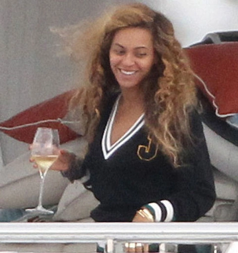 Thay bằng việc tiệc tùng với toàn những ngôi sao đình đám, với sự tham gia của tất cả bạn bè nổi tiếng, Beyonce quyết định dành ngày đặc biệt với cô con gái 1 tuổi Blue Ivy và chồng Jay-Z khi gia đình tận hưởng khoảng thời gian hạnh phúc trên tàu Mediterranean. Thay bằng việc tiệc tùng với toàn những ngôi sao đình đám, với sự tham gia của tất cả bạn bè nổi tiếng, Beyonce quyết định dành ngày đặc biệt với cô con gái 1 tuổi Blue Ivy và chồng Jay-Z khi gia đình tận hưởng khoảng thời gian hạnh phúc trên tàu Mediterranean.