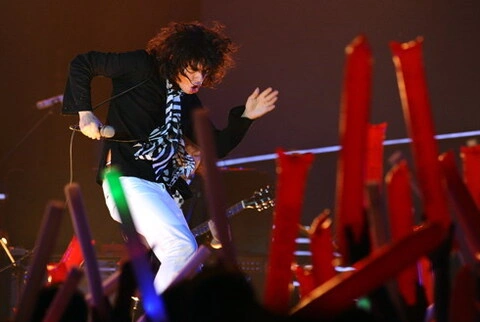 Nhóm Rock Nhật Bản, Okamoto's, khuấy động phần đầu chương trình với 6 ca khúc rock bằng tiếng Nhật. Nhóm Rock Nhật Bản, Okamoto's, khuấy động phần đầu chương trình với 6 ca khúc rock bằng tiếng Nhật.
