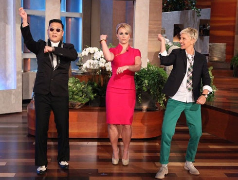 Britney thích thú học điệu Gangnam Style. Ảnh: Ace Showbiz.