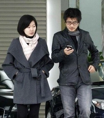 Nhà văn Hàn Hàn và vợ. Ảnh: Baidu.