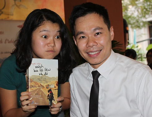 Nhà báo Trung Nghĩa (phải) đến chúc mừng tác giả trẻ. Là tác giả của vài cuốn sách được bạn đọc trẻ yêu thích như "Sydney yêu thương", Nhà báo Trung Nghĩa (phải) đến chúc mừng tác giả trẻ. Là tác giả của vài cuốn sách được bạn đọc trẻ yêu thích như "Sydney yêu thương",