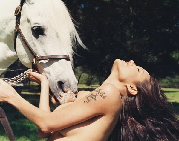 Angelina để ngực trần để ngựa liếm lên ngực trong bức hình được nữ diễn viên chụp năm 25 tuổi. Bức ảnh sẽ mang ra bán đấu giá tại nhà đấu giá Christie, London trong tháng này.